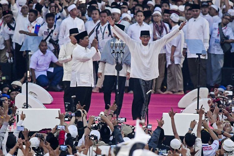 Pasangan capres-cawapres nomor urut 02 Prabowo Subianto (kiri) dan Sandiaga Uno menyapa pendukungnya saat kampanye akbar di Stadion Utama Gelora Bung Karno, Jakarta, Minggu (7/4/2019).