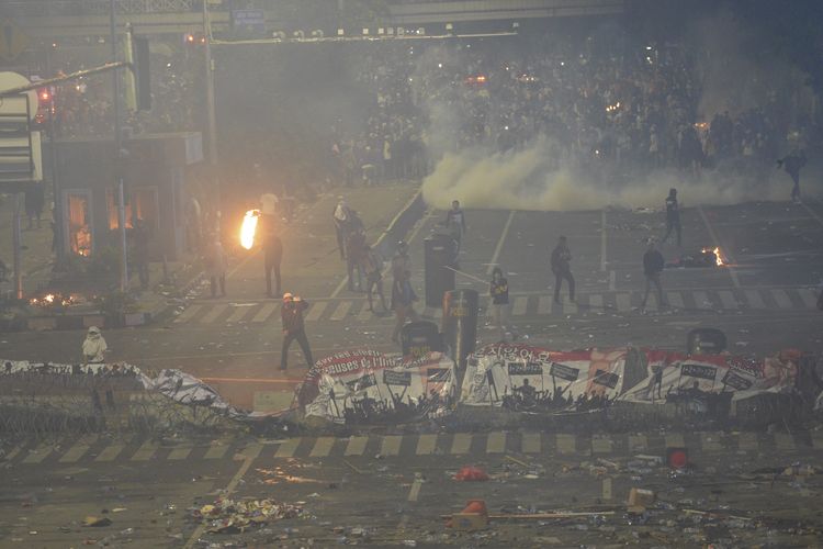 Massa aksi terlibat kericuhan di depan gedung Bawaslu, Jakarta, Rabu (22/5/209). Aksi unjuk rasa itu dilakukan menyikapi putusan hasil rekapitulasi nasional Pemilu serentak 2019. ANTARA FOTO/Nova Wahyudi/wsj.