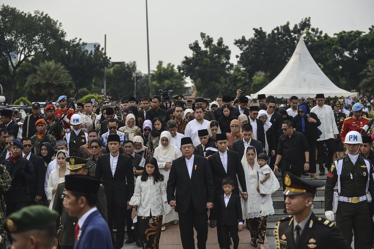 Presiden Ke-6 Susilo Bambang Yudhono bersama keluarga besar mengiringi  jenazah Ibu Negara periode 2004-2014 Ani Yudhoyono saat tiba di Taman Makam Pahlawan Nasional Utama (TMP) Kalibata, Jakarta, Minggu (2/6/2019). ANTARA FOTO/Nova Wahyudi/hp.