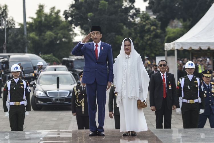 Presiden Joko Widodo beserta Ibu Negara Iriana Joko Widodo memberi hormat saat tiba di Taman Makam Pahlawan Nasional Utama (TMP) Kalibata, Jakarta, Minggu (2/6/2019). ANTARA FOTO/Nova Wahyudi/hp.