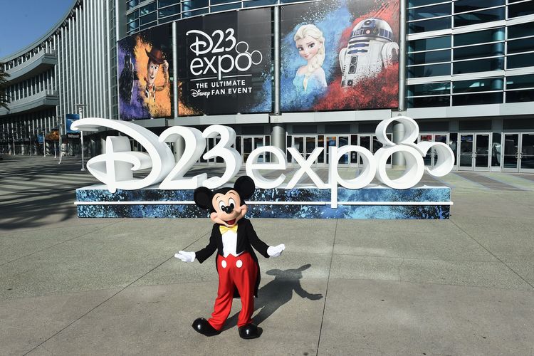 Ribuan penggemar Disney berkumpul di Anaheim Convention Center, Anaheim, California, pada 23 hingga 25 Agustus untuk menghadiri D23 Expo, ajang pertemuan (konvensi) fans. Dalam acara itu, penggemar berkesempatan mendengarkan pengumuman tentang film terbaru, trailer film secara eksklusif, bahkan bertemu para bintang idola. 