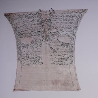 Pakaian Jimat, Pulau Rote, Nusa Tenggara Timur, Katun, 65x68cm.
 Foto Museum Nasional dan Buku Archipel.