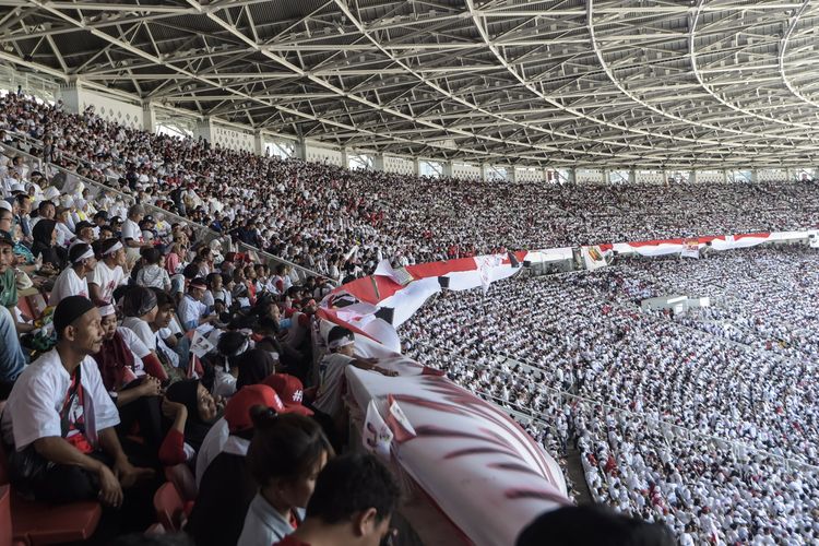 Pendukung pasangan Capres dan Cawapres nomor urut 01, Joko Widodo (Jokowi)-Maruf Amin mengikuti Konser Putih Bersatu dalam rangka kampanye akbar pasangan pasangan tersebut di Gelora Bung Karno (GBK), Jakarta, Sabtu (13/4/2019).