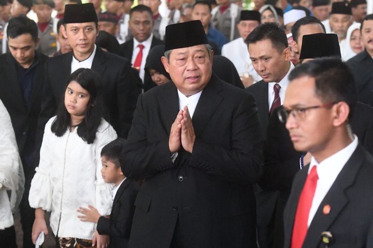 Presiden ke-6 RI Susilo Bambang Yudhoyono (tengah) beserta keluarga memberikan salam kepada pelayat saat upacara militer pelepasan jenazah almarhumah Ani Yudhoyono di Cikeas, Bogor, Jawa Barat, Minggu (2/6/2019). ANTARA FOTO/Akbar Nugroho Gumay/hp.