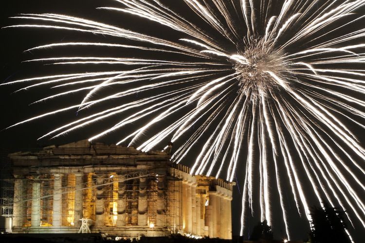 Pesta kembang api mewarnai pergantian tahun di Kuil Parthenon, Acropolis hill, Athena, Yunani, January 1, 2017. 