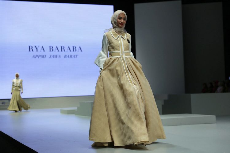 Model memeragakan busana rancangan Rya Baraba bertema Beauty in Serenity pada Indonesia Fashion Week 2017 di Jakarta Convention Center, Jakarta, Kamis (2/2/2017). Indonesia Fashion Week mengangkat tema Celebration of Culture dan akan berlangsung hingga 5 Febuari 2017.