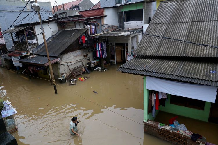 Suasana kawasan permukiman terendam banjir di Kelurahan Cipinang Melayu, Kecamatan Makasar, Jakarta Timur, Senin (20/2/2017). Banjir kerap terjadi menyusul meluapnya Kali Sunter yang melintasi Cipinang Melayu, ditambah, curah hujan yang tinggi sepanjang hari kemarin.