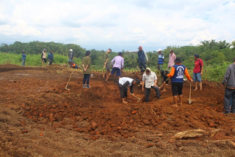 Proses ekskavasi situs purbakala yang ditemukan di lokasi proyek Tol Pandaan-Malang, Desa Sekarpuro, Kecamatan Pakis, Kabupaten Malang, Kamis (14/3/2019).