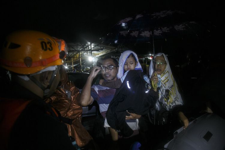 Tim SAR gabungan melakukan evakuasi warga terdampak banjir di Imogiri, Bantul, DI Yogyakarta, Minggu (17/3/2019). Hujan deras yang turun sejak Sabtu (16/3/2019) mengakibatkan banjir dan tanah longsor di sejumlah titik Kabupaten Bantul. ANTARA FOTO/Hendra Nurdiyansyah/wpa.