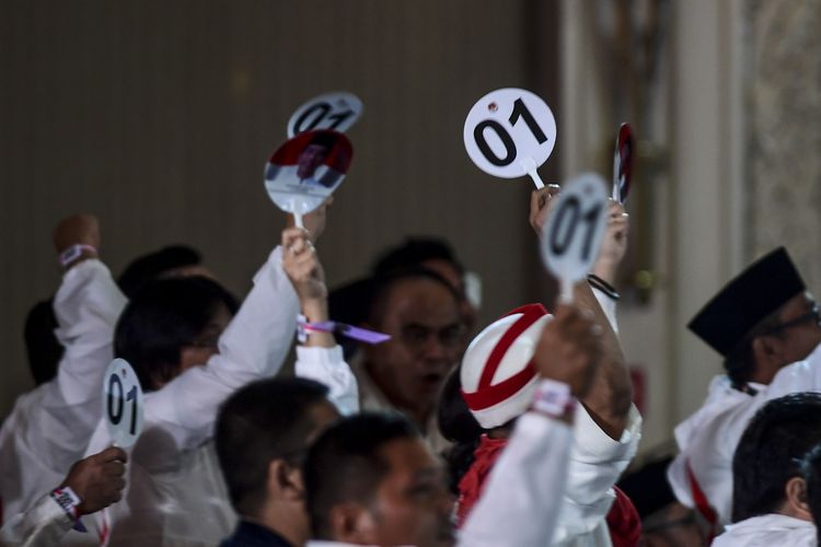 Pendukung capres nomor urut 01 menyaksikan debat capres putaran keempat di Hotel Shangri La, Jakarta, Sabtu (30/3/2019). Debat itu mengangkat tema Ideologi, Pemerintahan, Pertahanan dan Keamanan, serta Hubungan Internasional.