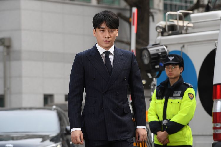 Penyanyi K-pop Seungri tiba di kantor polisi untuk menjalani pemeriksaan terkait sejumlah tuduhan di Seoul, Korea Selatan, pada 14 Maret 2019. 