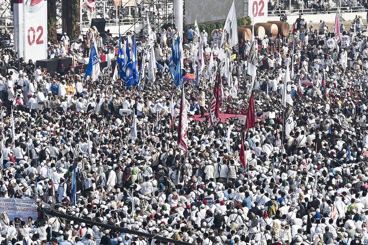 Capres nomor urut 02 Prabowo Subianto menyampaikan orasi politik saat kampanye akbar di Stadion Gelora Bung Karno, Senayan, Jakarta, Minggu (7/4/2019). ANTARA FOTO/Galih Pradipta/foc.