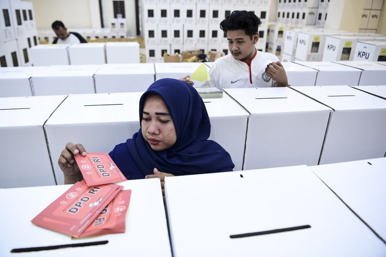 Petugas Panitia Pemilihan Kecamatan (PPK) Pademangan menempelkan stiker pada kotak suara di GOR Pademangan, Jakarta, Senin (8/4/2019). Ketua KPU Arief Budiman menyatakan hampir seluruh logistik Pemilu telah didisitribusikan dari KPU Kabupaten/Kota ke PPK yang kemudian akan didistribusikan ke PPS (Panitia Pemungutan Suara).