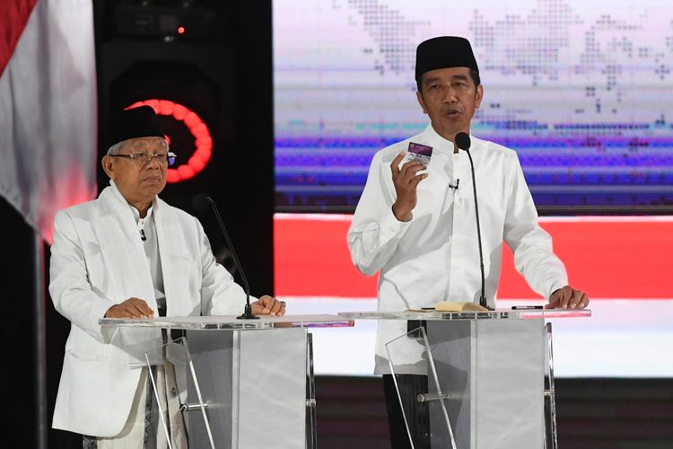 Pasangan capres-cawapres nomor urut 01 Joko Widodo (kiri) dan Maruf Amin mengikuti debat kelima Pilpres 2019 di Hotel Sultan, Jakarta, Sabtu (13/4/2019). Debat kelima tersebut mengangkat tema Ekonomi dan Kesejahteraan Sosial, Keuangan dan Investasi serta Perdagangan dan Industri. ANTARA FOTO/Wahyu Putro A/hp.