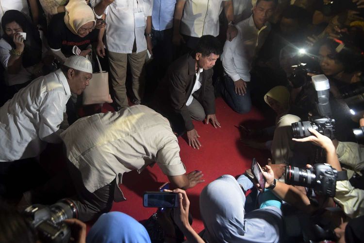 Calon Presiden nomor urut 02 Prabowo Subianto melakukan sujud syukur usai konferensi pers tentang klaim kemenangannya di kediamannya Jalan Kertanegara, Jakarta Selatan, Rabu (17/4/2019).