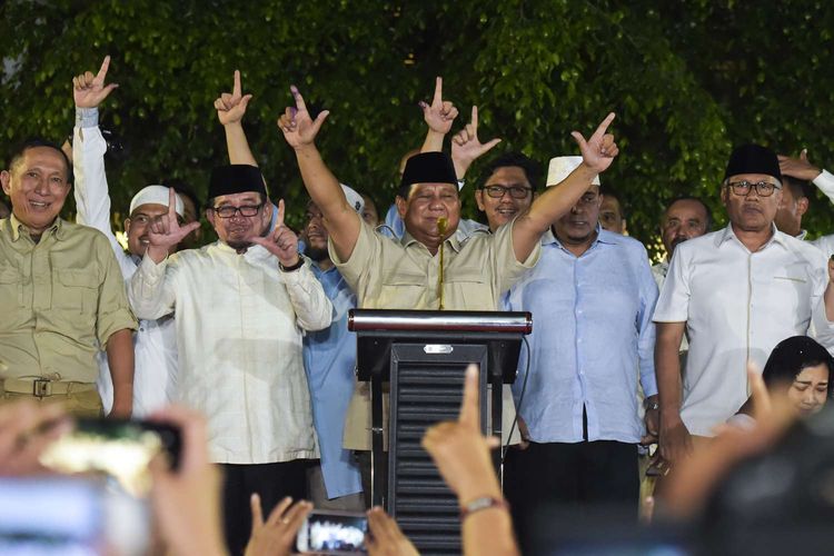 Calon Presiden nomor urut 02 Prabowo Subianto (tengah) didampingi Tim Badan Pemenangan Nasional (BPN) menyampaikan konferensi pers tentang klaim kemenangan di kediamannya, Jalan Kertanegara, Jakarta Selatan, Rabu (17/4/2019).