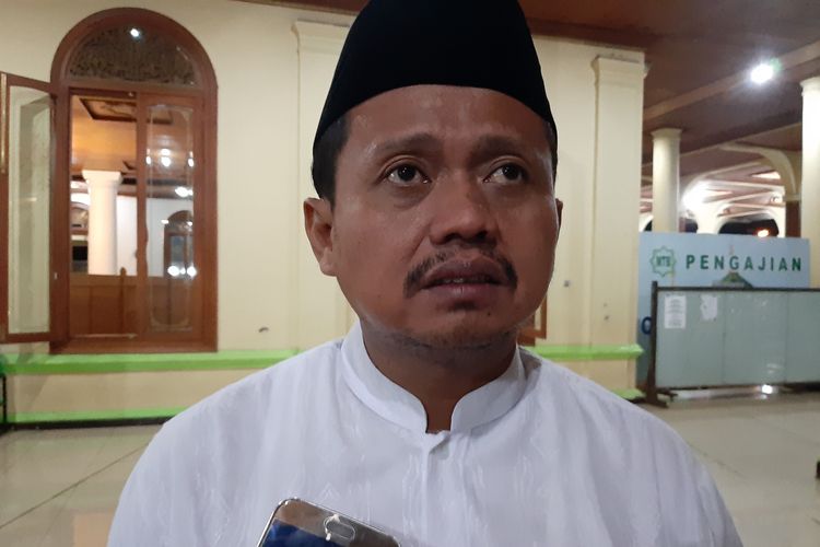 Bupati Sumedang H Dony Ahmad Munir usai salat tarawih di Masjid Agung Sumedang, Jawa Barat, Minggu (5/5/2019). AAM AMINULLAH/KOMPAS.com 