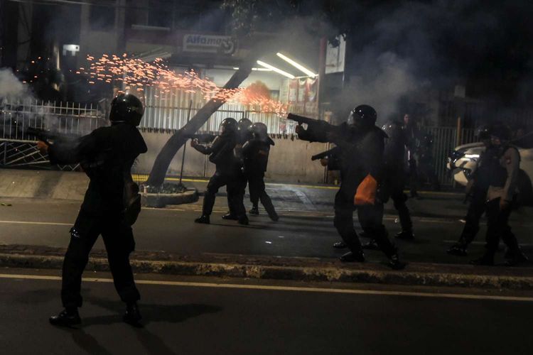 Petugas menembakan gas air mata saat membubarkan massa yang masih bertahan di depan kantor Bawaslu di kawasan Thamrin, Jakarta, Selasa (21/5/2019).