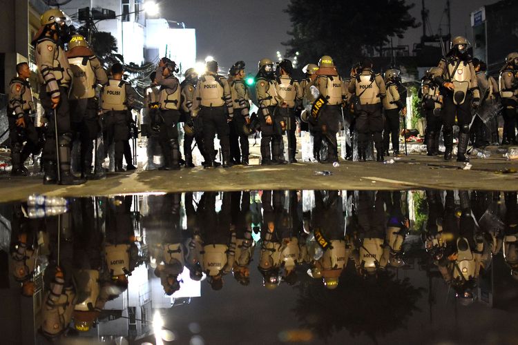 Sejumlah polisi berusaha menghalau massa dalam kericuhan yang terjadi di Jalan Brigjen Katamso, Slipi, Jakarta, Rabu (22/5/2019) malam. ANTARA FOTO/Aditya Pradana Putra/wsj.