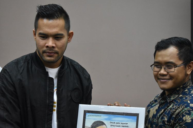 Penyerahan penghargaan berupa foto karikatur kepada Andritany Ardhiyasa, Jakarta.