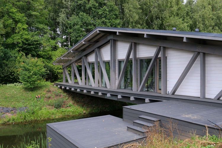 Bridge House sepenuhnya bertumpu pada rangka kayu yang menghubungkan dua sisi sungai seperti jembatan. 