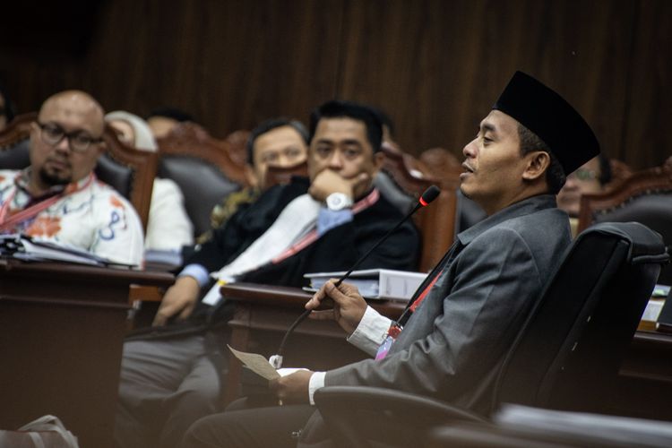 Saksi dari pihak terkait Anas Nashikin (kanan) mengikuti sidang Perselisihan Hasil Pemilihan Umum (PHPU) presiden dan wakil presiden di Gedung Mahkamah Konstitusi, Jakarta, Jumat (21/6/2019). Sidang tersebut beragendakan mendengar keterangan saksi dan ahli dari pihak terkait yakni paslon nomor urut 01 Joko Widodo (Jokowi)-Maruf Amin.