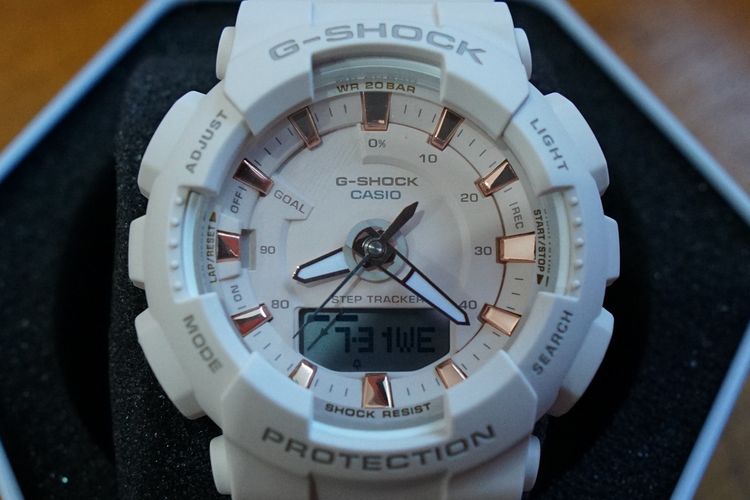 G-Shock khusus perempuan, dalam jajaran varian GMA-S130. Dengan diameter 4,59 cm, secara fungsi dan material jam ini tak berbeda dengan G-Shock lainnya.