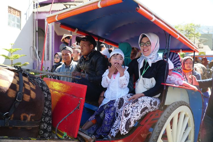 Kayang Ayuningtiyas Nugroho (tengah) diarak menggunakan kereta kencana sebelum menjalani ritual potong rambut gembel, Minggu (4/8/2019).