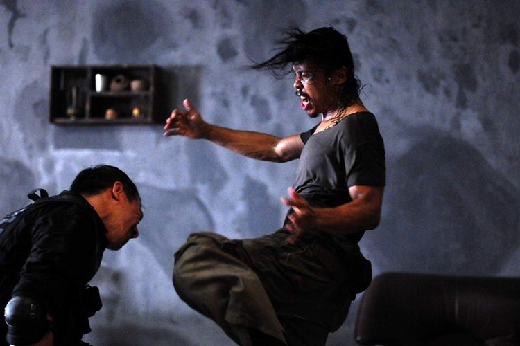 Tendangan Yayan Ruhian (kanan) dalam adegan film The Raid 1 (2011)
