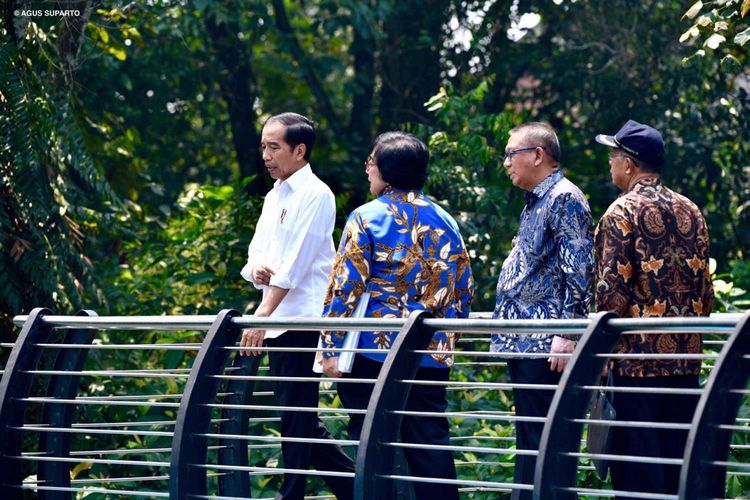 Presiden Joko Widodo didampingi Menteri Lingkungan Hidup dan Kehutanan Siti Nurbaya saya meninjau Taman Digulis Pontianak, Kalimantan Barat, Kamis (5/9/2019).