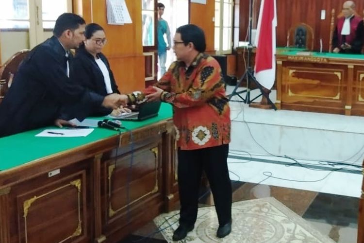 Terbukti menerima suap, Bupati Labuhanbatu Pangonal Harahap divonis majelis hakim Pengadilan Tipikor pada PN Medan dengan hukuman tujuh tahun penjara dan dicabut hak pilihnya selama tiga tahun, Kamis (4/4/2019) 