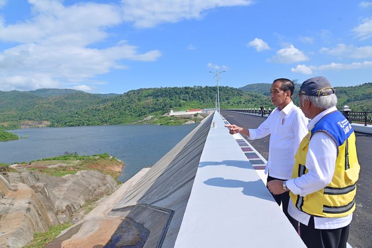 Presiden RI 2014-2024, Joko Widodo (Jokowi), meresmikan Bendungan Pamukkulu, di Kabupaten Takalar, Provinsi Sulawesi Selatan Jumat (05/07/2024). 