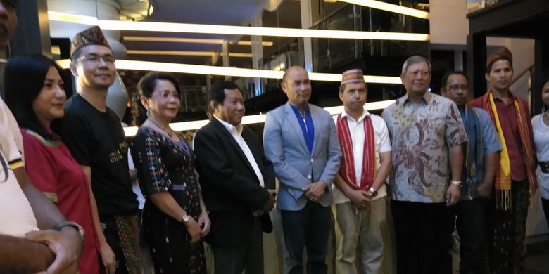 Gubernur NTT Viktor Bungtilu Laiskodat (tengah) saat berpose bersama sejumlah pegiat kopi NTT di Hotel Aston Kupang, Sabtu (31/3/2019).