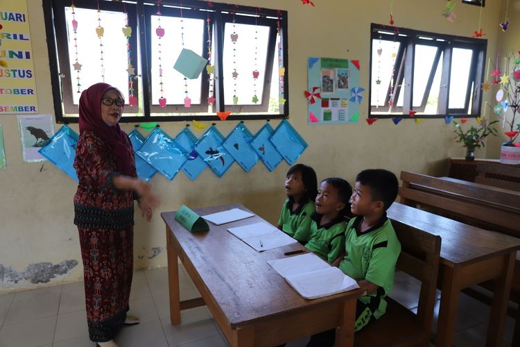 Ratnawati, Guru Kelas 2 SDN 002 Malinau Utara menggunakan ?kubus terbang? untuk mengajar siswa mampu menulis kalimat dari kata-kata baru.