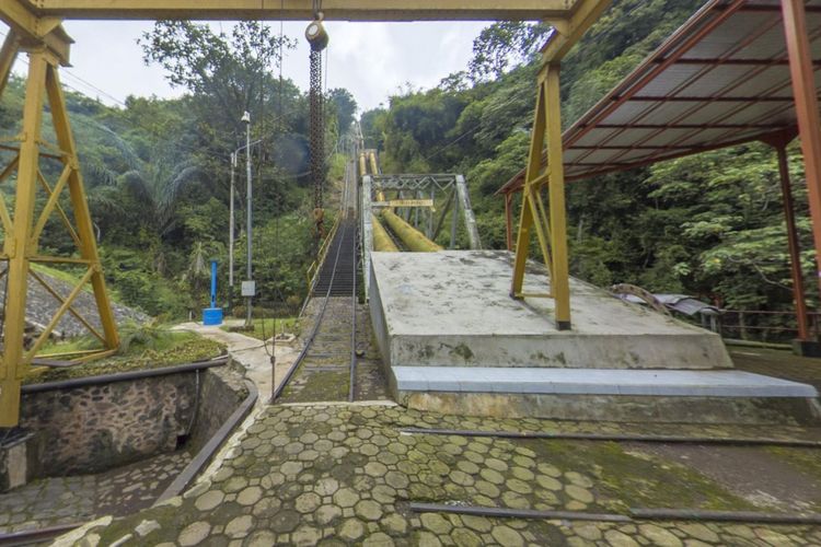 Tangkap layar Jalur lori dan sepasang pipa pesat dilihat dari gedung Power House. (Dok. csrhero.co.id)