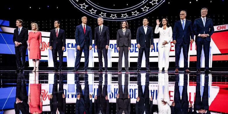 Para calon presiden dari Partai Demokrat saat debat kedua yang digelar oleh CNN di Fox Theatre, Detroit, Michigan, Rabu (31/07/2019).