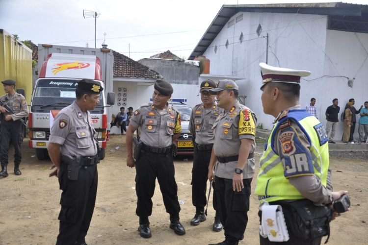 Kapolres Banjar AKBP Yulian Perdana (dua kanan) saat berdiskusi sebelum melepas logistik pemilu di Gudang KPU Kota Banjar, Senin (15/4/2019).