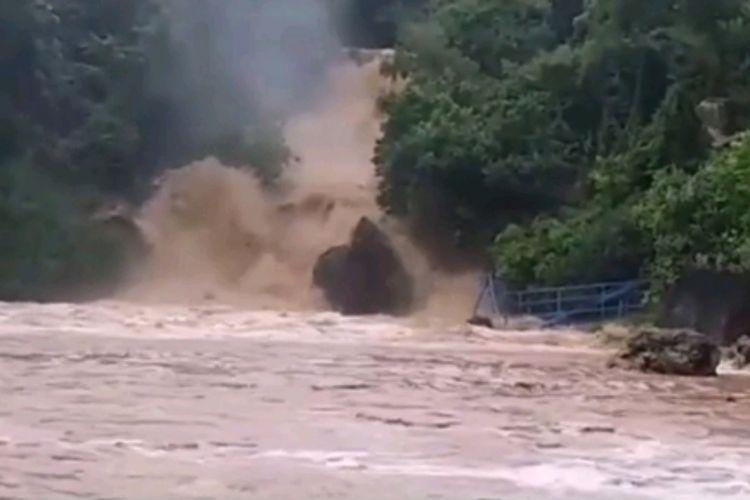 Foto sungai yang bermuara di Pantai Baron, Tanjungsari, Gunungkidul, Yogyakarta, meluap dan menyebabkan banjir di kawasan itu, Senin (18/3/2019) pagi.