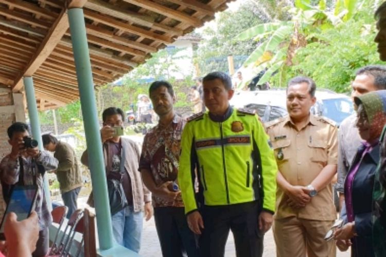 Kapolda DIY Irjen Pol Ahmad Dofiri (jaket hijau) melakukan Monitoring TPS di Kecamatan Saptosari, Selasa (16/4/2019). 
