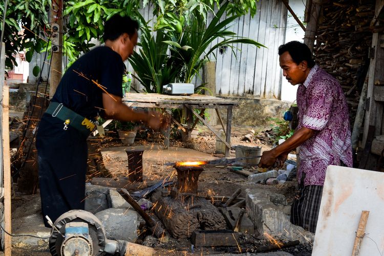 Para perajin keris di Desa Aeng Tong-Tong, Sumenep, Madura, menekuni pembuatan keris sejak usia Sekolah Dasar.