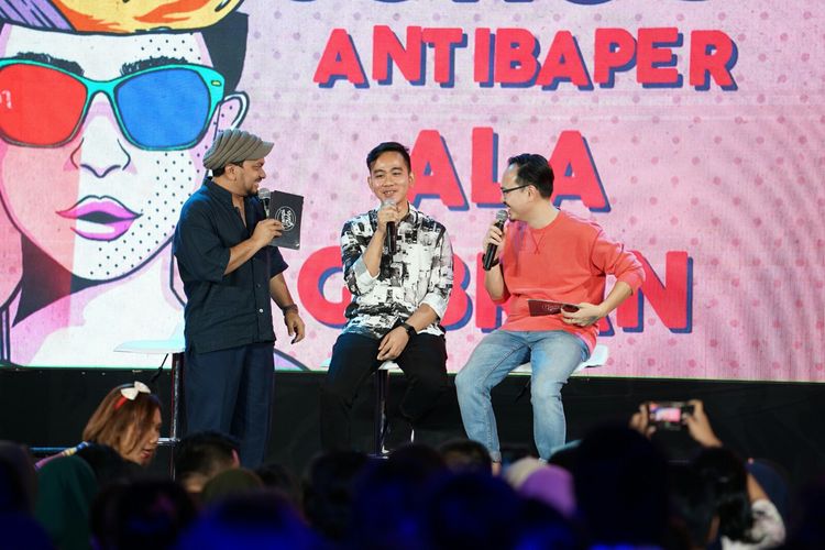 Gibran Rakabuming Raka (tengah) bersama Tompi (kanan) dalam acara Playfest 2019 di Plaza Selatan Senayan, Jakarta Pusat, Minggu (25/8/2019).