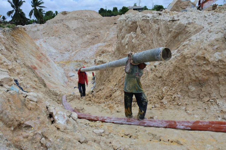 Operasi penertiban penambangan timah ilegal di lahan konsesi negara di Dusun Bedukang, Desa Deniang, Kecamatan Riau Silip, Kabupaten Bangka, Selasa (24/8/2021).