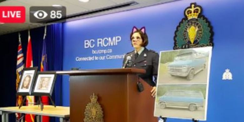 Sersan Janelle Shoihet dari Kepolisian Kanada dengan filter kucing di Facebook ketika memberikan konferensi pers kasus pembunuhan.