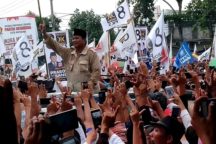 Capres Prabowo Subianto usai berkampanye di Lapangan Karang Pule, Kota Mataram, NTB, Selasa (26/3/2019).