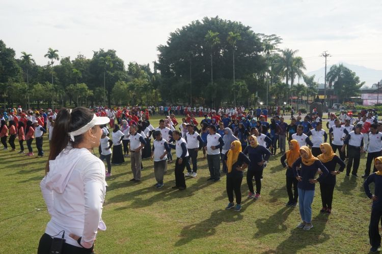Para buruh, pengusaha dan unsur pemerintah menggelar senam massal untuk merayakan Hari Buruh Internasional di halaman Pemda Magelang, Rabu (1/5/2019).