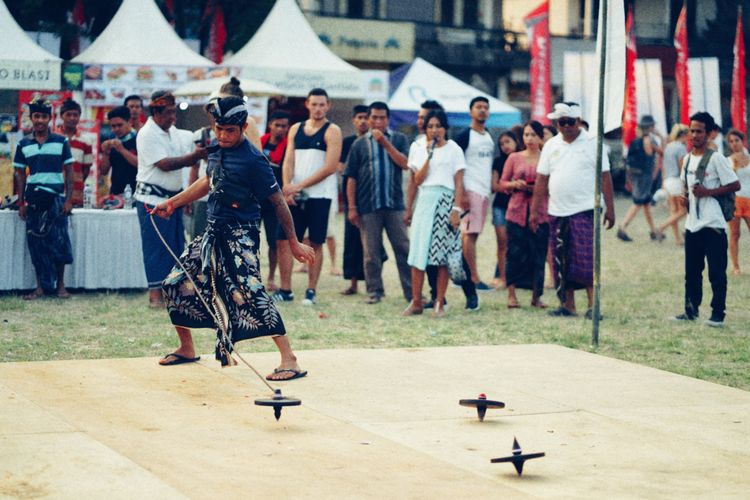 Gasing Raksasa, Serunya Permainan Tradisional Masyarakat ...