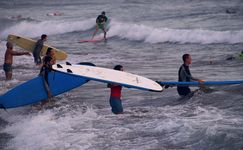 Belajar Selancar di Batu Bolong, Pantai Canggu