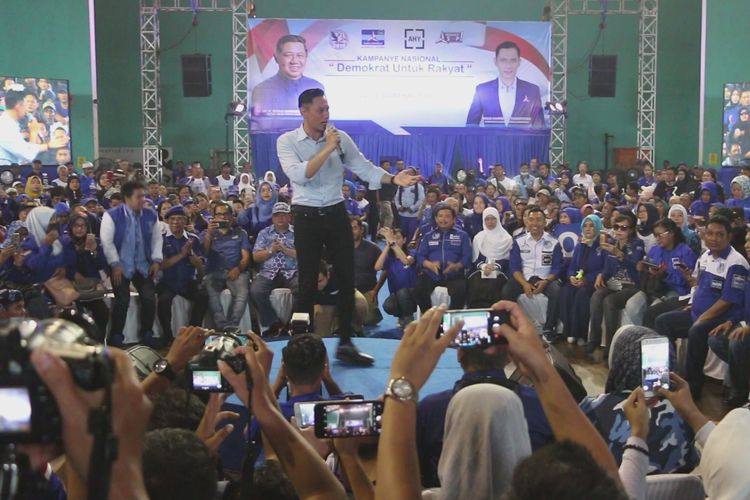 Agus Harimurti Yudhoyono menggelar kampanye terbuka di GOR Bima Kota Cirebon, Kamis (11/4/2019). AHY meminta warga mendoakan Ani Yudhoyono yang sedang menjalani perawatan medis di Singapura segera sembuh.