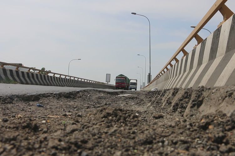 Sebagian titik aspal di jembatan layang gebang Kecamatan Gebang Kabupaten Cirebon Jawa Barat terpantau rusak, Minggu (12/5/2019). Aspal  berlubang dengan lebar diameter, dan kedalaman yang bervariasi. 