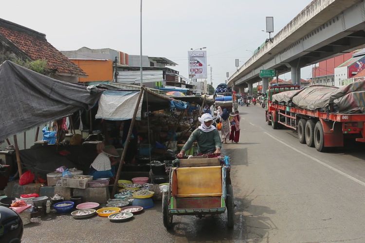 Sejumlah kendaraan melintas di kawasan Pasar Ikan Gebang depan Desa Gebang, Kecamatan Gebang, Kabupaten Cirebon, Jawa Barat, Rabu (22/5/2019). Pasar Ikan ini berpotensi menjadi titik hambatan para pemudik.